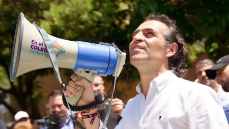 Alcalde de Medellín salió con un megáfono a la calle invitando a los niños que vuelvan a los colegios alcalde-de-medellin