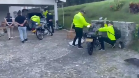 policia-encuentra-casa-carros-motos-robadas