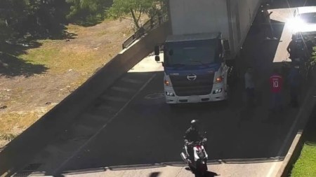 colision-tractocamion-moto-puente-madre-laura