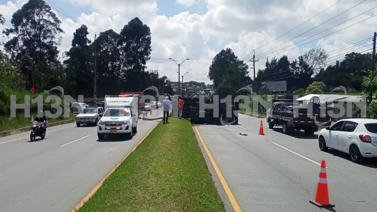 Se volcó un camión en la autopista Medellín-Bogotá, a la altura del sector conocido como La Playa accidente-camion-medellin-bogota