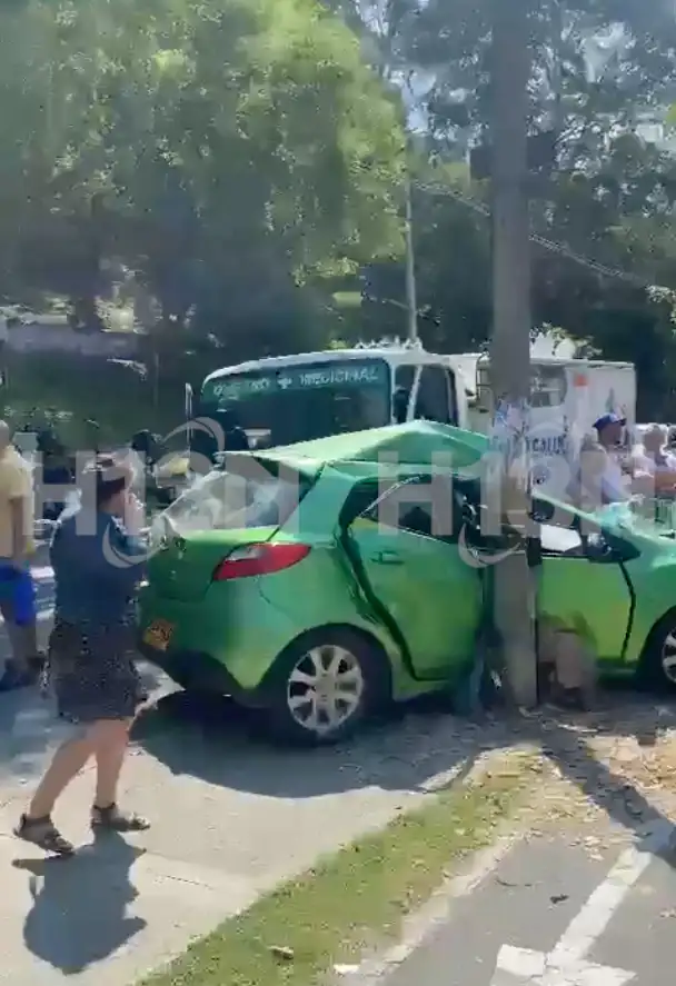 En Medellín, mujer y niño lesionados tras el choque entre un carro particular y un vehículo con oxigeno 1 accidente-medellin-hoy-oxigeno-medicinal