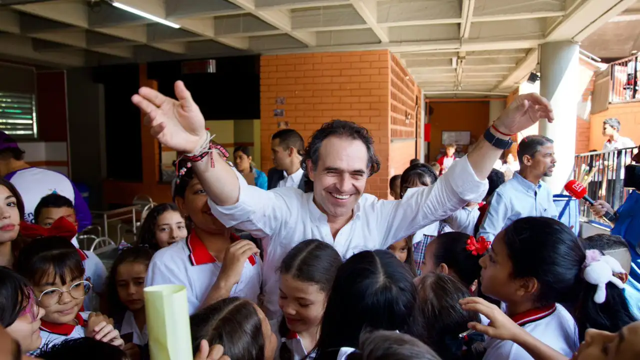 alcalde-de-medellin-megafono-niños-vuelval-al-colegio
