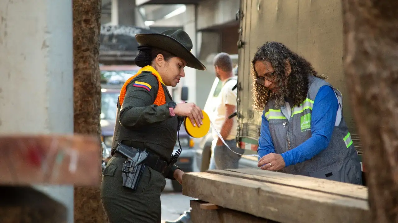 En el centro de Medellín incautaron más de 60 metros cúbicos de madera 2 madera-ilegal-centro-de-medellin
