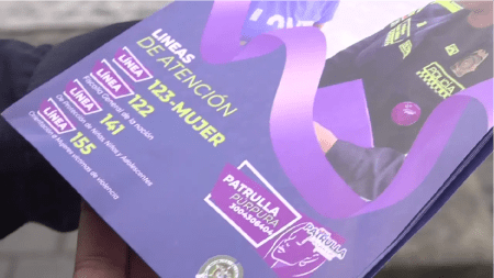 En 2023 la policía recibió más de 8700 denuncias por violencia contra la mujer. La patrulla púrpura adelanta campañas de sensibilización para prevenir estos casos purpura