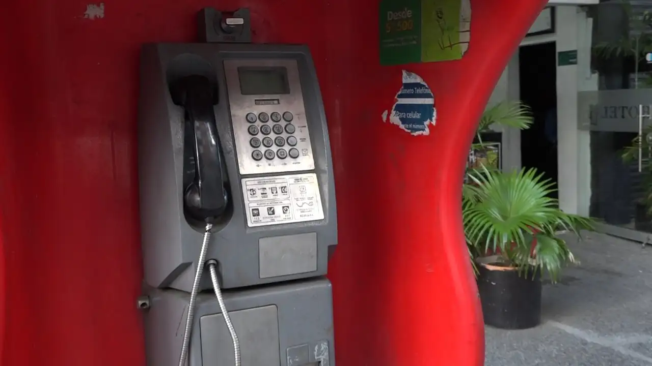 El uso de los teléfonos públicos en Medellín disminuyó en un 70% telefonos publicos