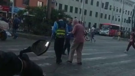 agente-transito-ayudo-adulto-mayor-cruzar-calle