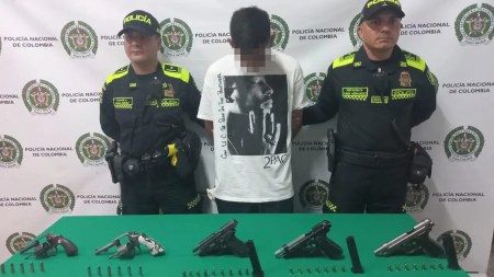 Policía le descubre cinco armas de fuego a un pasajero en la Terminal del Sur de Medellín Policía le descubre cinco armas de fuego a un pasajero en la Terminal del Sur de Medellín