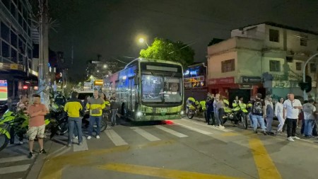 Autoridades-realizaron-operativo-en-el-carril-exclusivo-del-Metroplus-en-Manrique-La-45