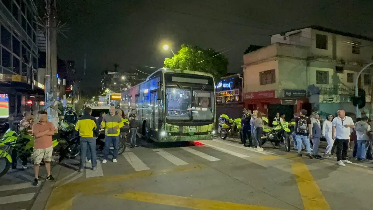 Autoridades-realizaron-operativo-en-el-carril-exclusivo-del-Metroplus-en-Manrique-La-45