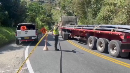 Caída de gigantescas piedras en Barbosa: Ya hay paso a un carril
