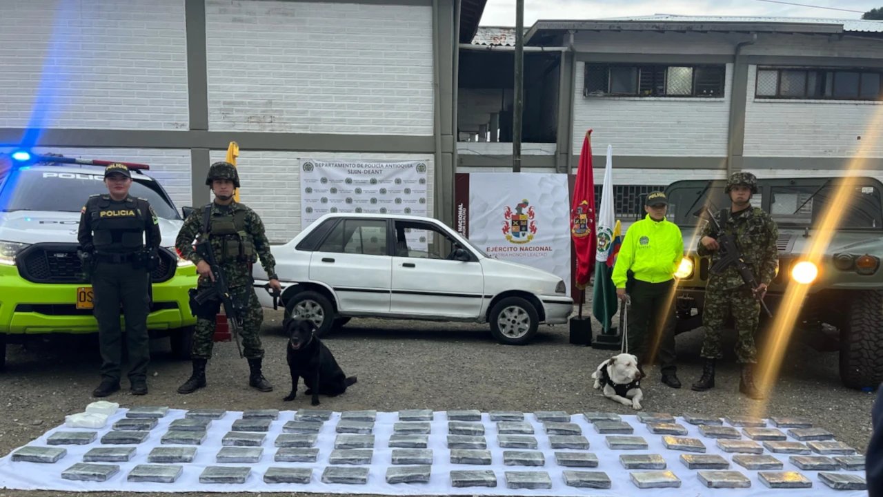 Cayeron 80 kilos de cocaína en la autopista; un carro se fugó de un retén y luego fue abandonado Carro con cocaína Cocorná