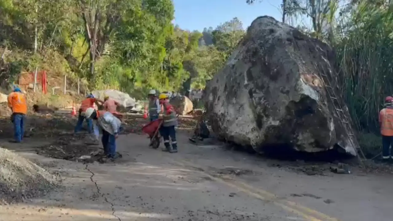 Inicia-la-remocion-de-las-gigantescas-piedras-en-la-El-Hatillo-Donmatias-Barbosa.