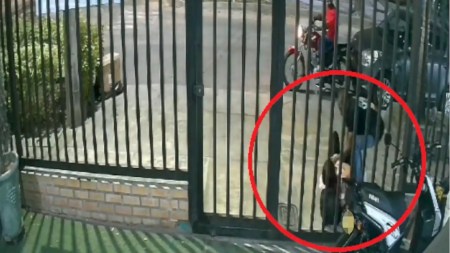 Ladrón lanza a una mujer al suelo para poderle robar, ocurrió en Medellín Ladron-tumba-a-una-mujer-al-suelo-para-poderle-robar-ocurrio-en-Medellin