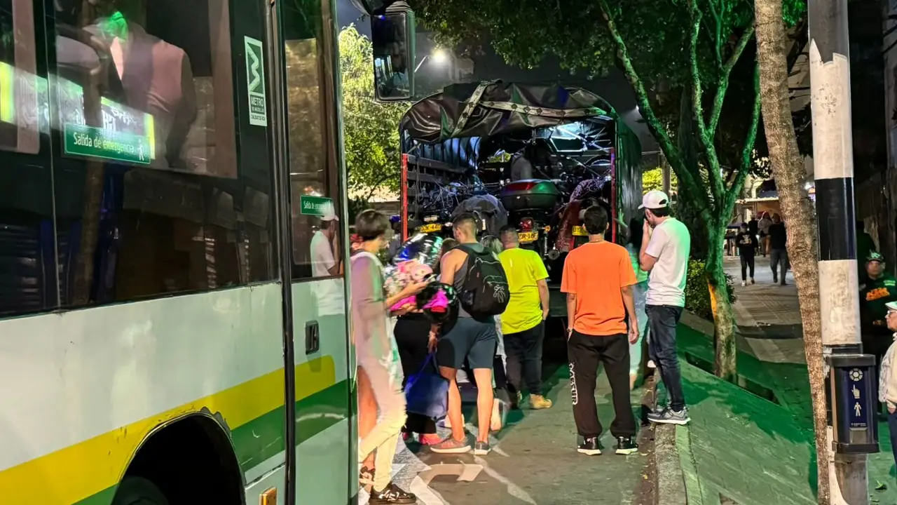 Autoridades-realizaron-operativo-en-el-carril-exclusivo-del-Metroplus-en-Manrique-La-45