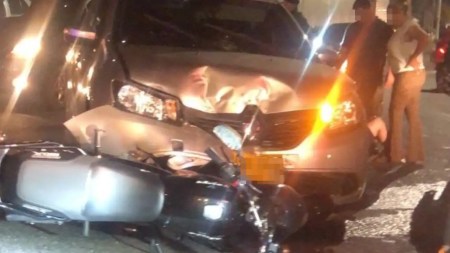 Moto y carro chocaron en Robledo Las Margaritas. El motociclista resultó lesionado