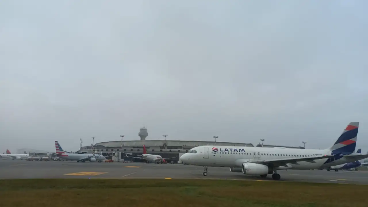 Por-niebla-esta-cerrado-el-Aeropuerto-Internacional-Jose-Maria-Cordova.
