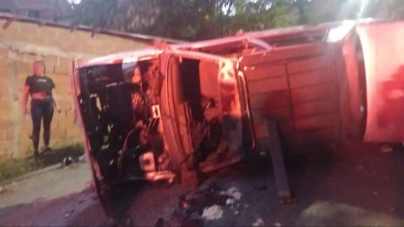 Vehículo se volcó en Belén Altavista, al parecer, se quedó sin frenos
