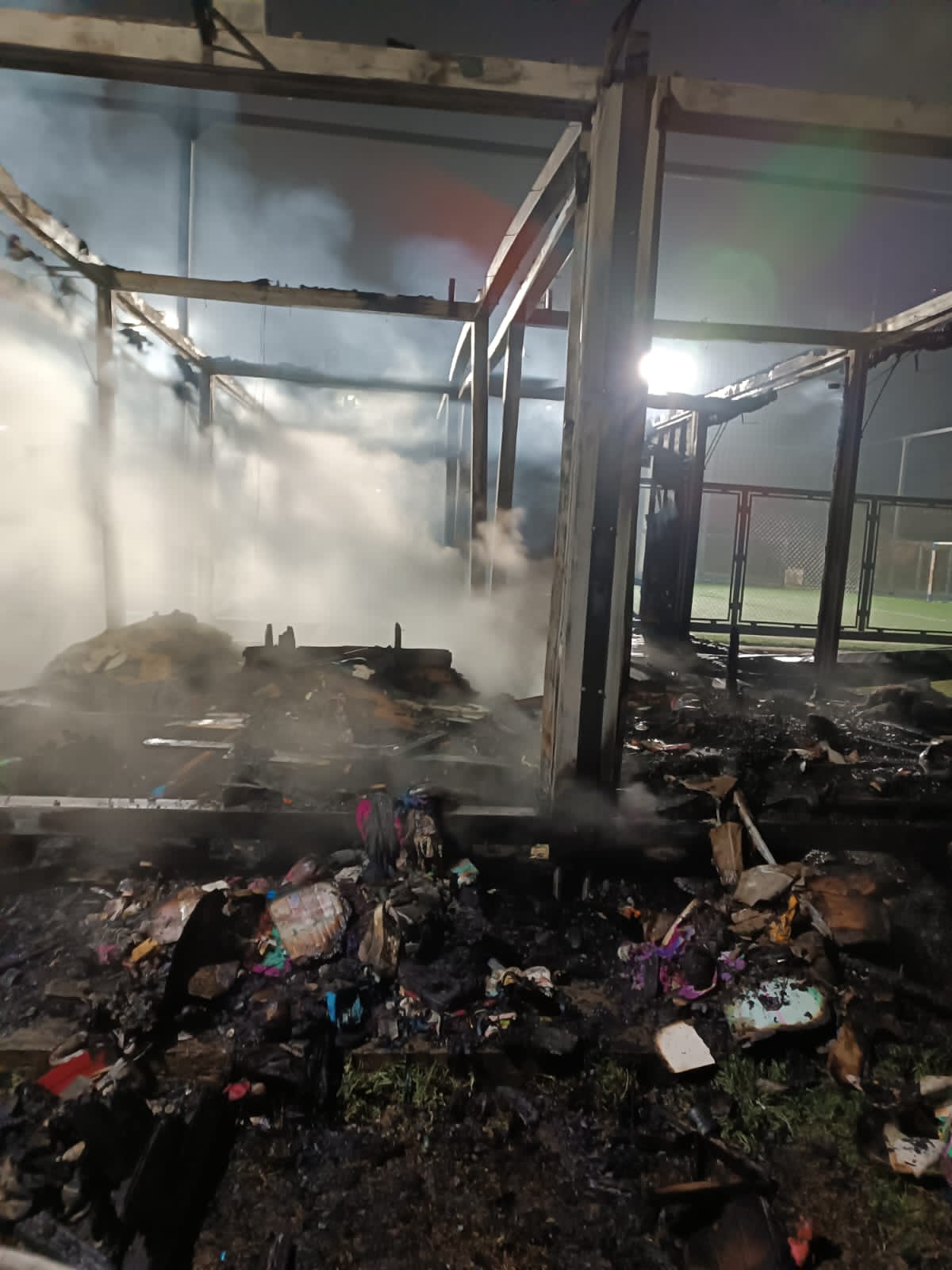 Vandalos-provocaron-un-incendio-en-una-cancha-sintetica-de-Rionegro