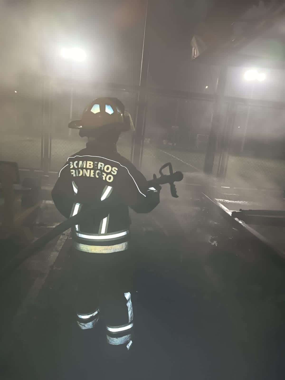 Vandalos-provocaron-un-incendio-en-una-cancha-sintetica-de-Rionegro