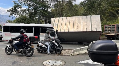 Dos conductores quedaron atrapados tras un accidente de tránsito en Loma de Los Balsos