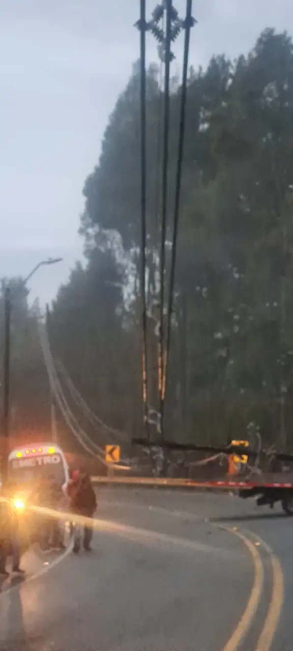 Vehiculo-choco-contra-un-poste-en-la-variante-Palmas