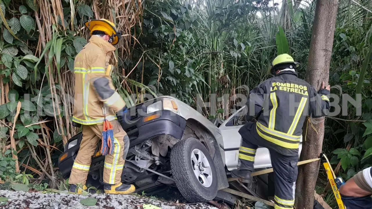 Vehículo cayó a un abismo en La Estrella