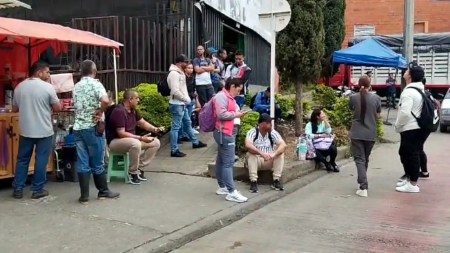 barbosa-barbosa-esperando-transporte