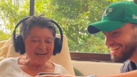 casi un nieto-acompañar-a-abuelos