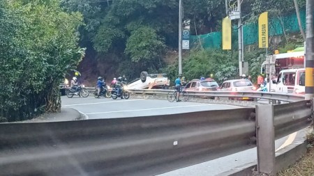 Dos ciclistas fueron atropellados en la Av. Las Palmas. El conductor huyó y dejó el carro abandonado Dos ciclistas fueron atropellados en la Av. Las Palmas. El conductor huyó y dejó el carro abandonado