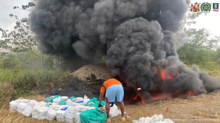 Autoridades confirman que quemaron más de cinco toneladas de cocaína halladas en Necoclí, Antioquia
