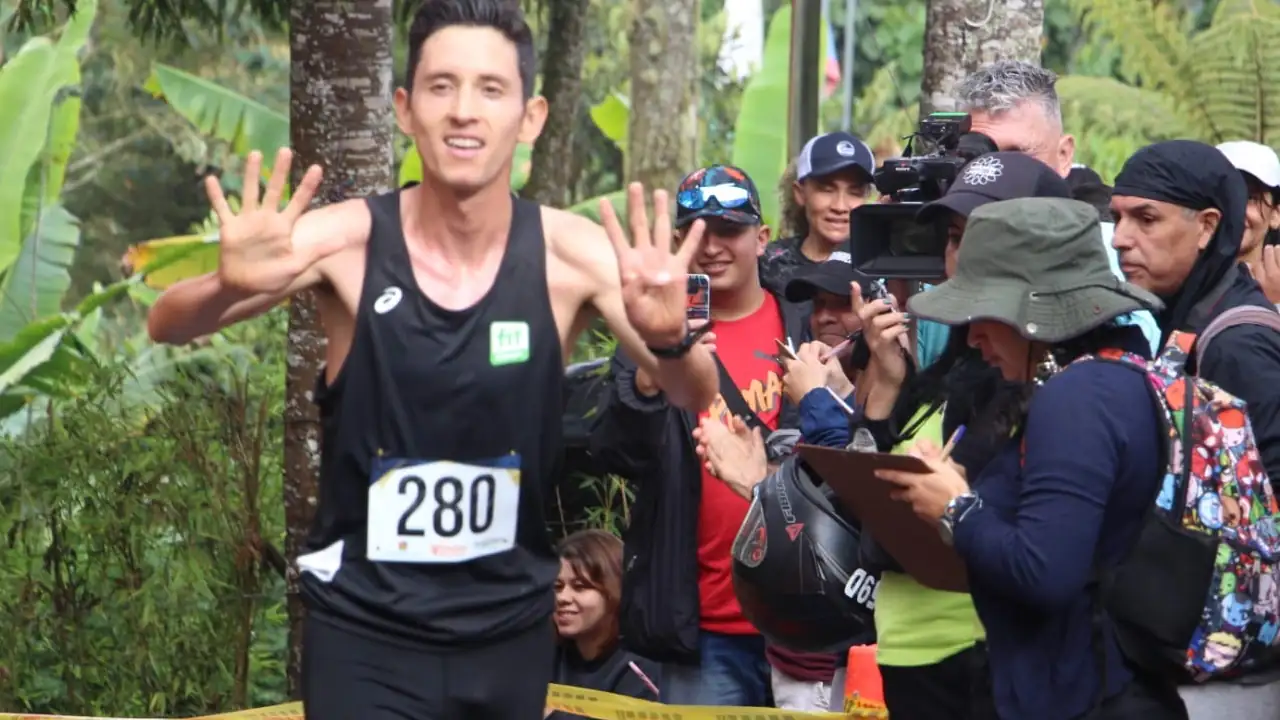 400-corredores-participaron-en-la-version-25-de-la-carrera-Atletica-Trepadores-a-La-Catedral-en-Envigado.