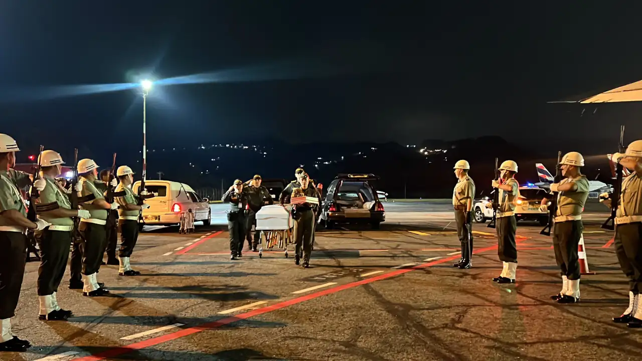 Rinden honores a cuatro policías fallecidos en accidente de helicóptero en Antioquia