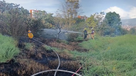 Bomberos de La Estrella controlaron incendio que estaba cerca de viviendas y a dos estaciones de servicio