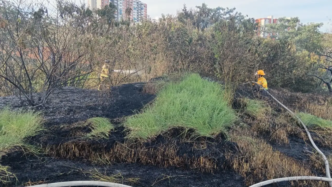 Bomberos de La Estrella controlaron incendio que estaba cerca de viviendas y a dos estaciones de servicio