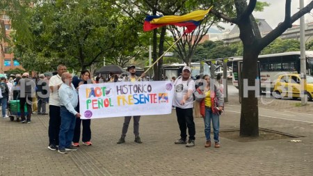 Marchas del 8 de febrero: Manifestantes ya están concentrados en el Parque de las luces de Medellín marcha-medellin-parque-de-las-luces