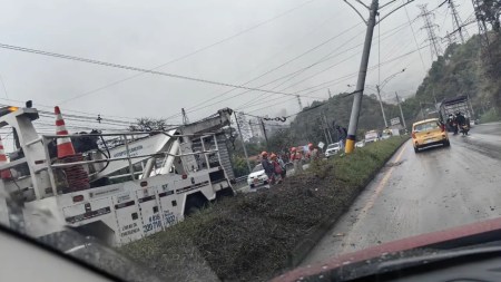 accidente-volqueta-poste-caldas