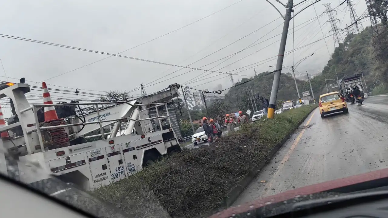 accidente-volqueta-poste-caldas
