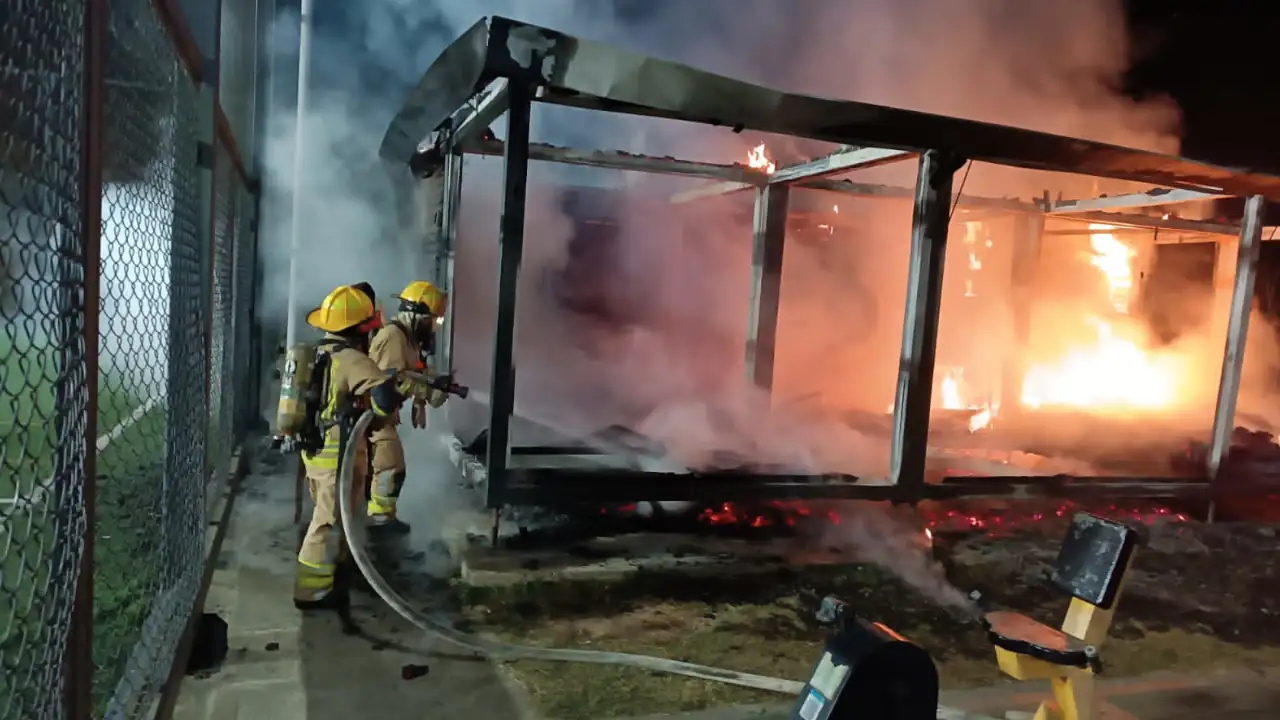 Vandalos-provocaron-un-incendio-en-una-cancha-sintetica-de-Rionegro