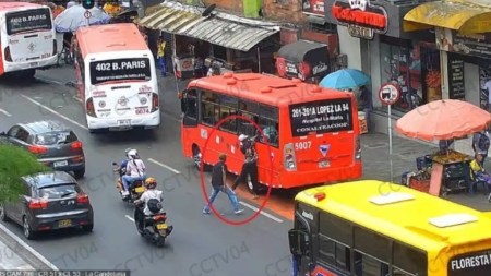 Capturan-a-dos-hombres-que-le-habrian-robado-el-celular-a-un-ciudadano-en-un-bus-en-el-centro-de-Medellin