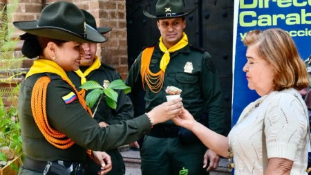Policia-del-Valle-de-Aburra-realiza-campana-para-promover-una-Semana-Santa-en-armonia-con-el-medio-ambiente