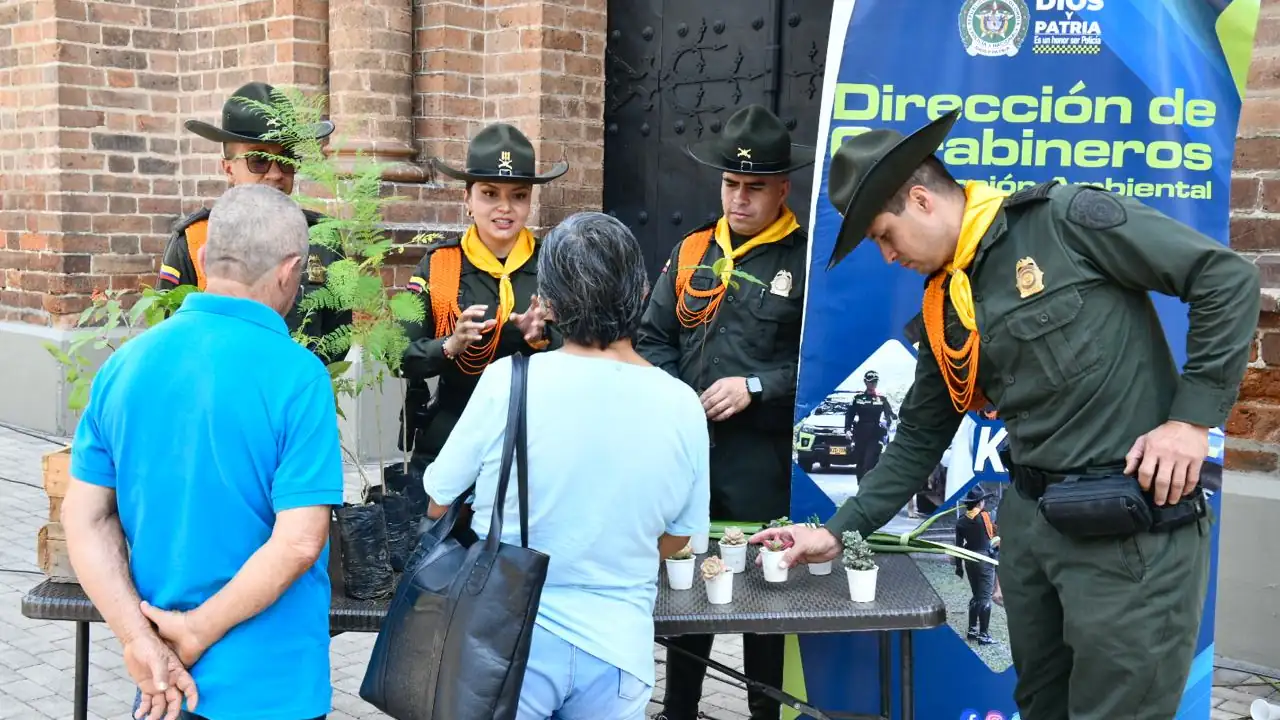 Policia-del-Valle-de-Aburra-realiza-campana-para-promover-una-Semana-Santa-en-armonia-con-el-medio-ambiente