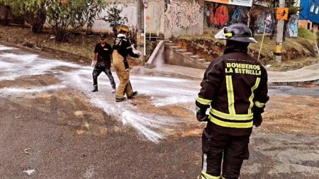 Bomberos de La Estrella limpiaron una vía que tenía un reguero de combustible