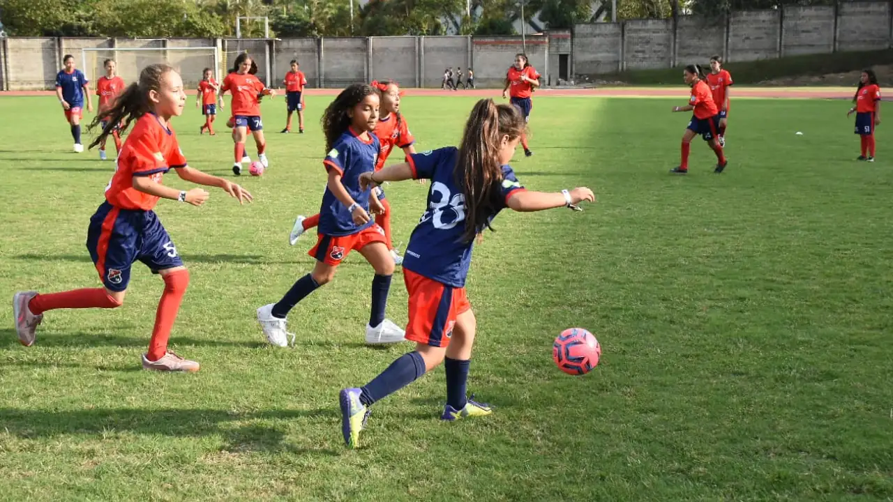 El DIM y la Alcaldía de Itagüí apoyan a niñas que les gusta el fútbol en este municipio El DIM y la Alcaldía de Itagüí apoyan a niñas que les gusta el fútbol en este municipio