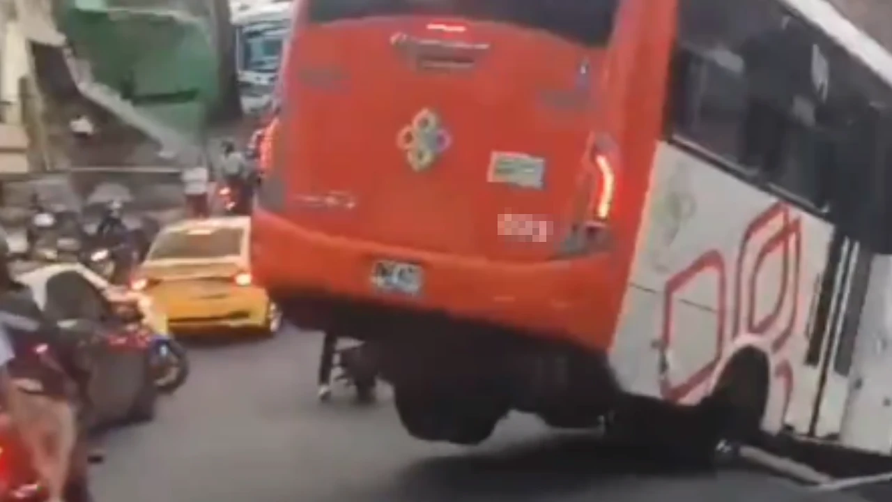 Video. «Menos mal iba vacío»: Así quedó un bus en El Popular 1 al querer bajar una loma muy empinada Así quedó un bus en El Popular 1 al querer bajar una loma muy empinada