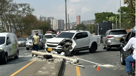 Conductor pierde el control de su vehículo y derriba un poste al chocar en la Avenida Regional Conductor-pierde-el-control-de-su-vehiculo-y-derriba-un-poste-al-chocar-en-la-Avenida-Regional