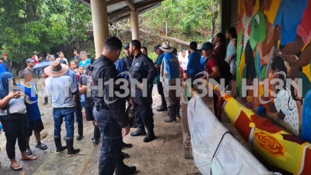 En hamacas improvisadas la comunidad hizo el levantamiento de la mujer y el niño asesinados en San José de Apartadó En-Hamacas-la-comunidad-hizo-el-levantamiento-de-la-mujer-y-el-nino-asesinados-en-la-comunidad-de-Paz-de-San-Jose-de-Apartado