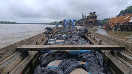 En una ruta entre Antioquia y Chocó la Armada incautó 60 toneladas de cemento y otros insumos para el procesamiento de pasta base de coca