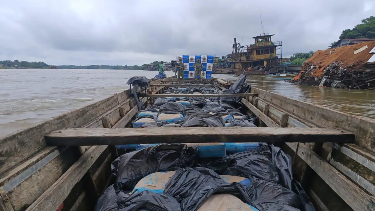 En una ruta entre Antioquia y Chocó la Armada incautó 60 toneladas de cemento y otros insumos para el procesamiento de pasta base de coca