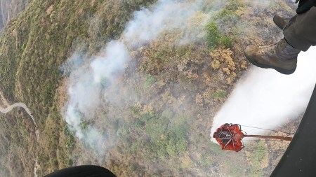 Fuerza Aeroespacial Colombiana continúa apoyando la extinción del incendio en Santa Fe de Antioquia