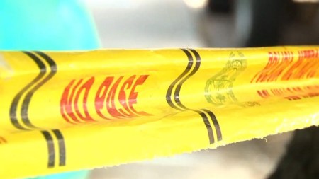 Sin vida encontraron a dos personas en una vivienda en Manrique